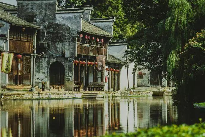 梁惠玲参加省十四届人大二次会议大庆代表团审议